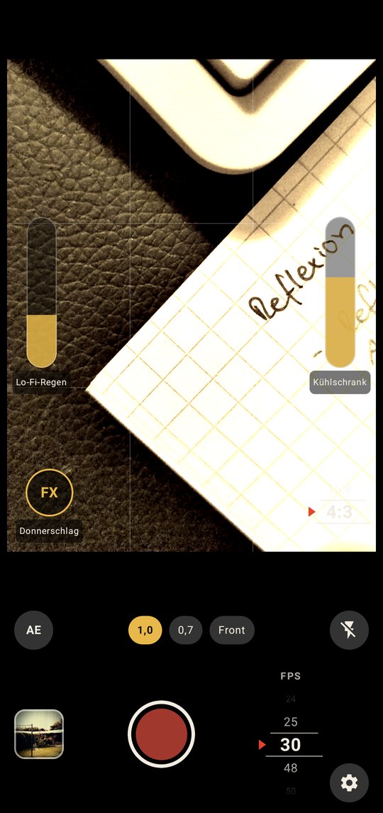 Kamera-Ansicht der App mit Sucher, Ambient-Reglern, Effekt-Taste und Bildraten-Rad