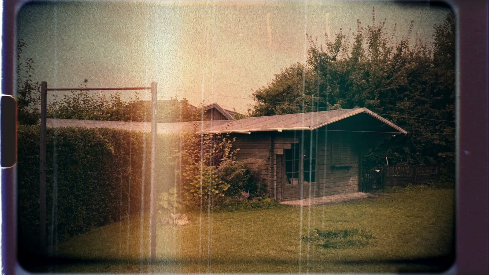 Nachher: Gartenhaus im Kodachrome-Look mit Filmrahmen, Kratzern und Lichteinfall