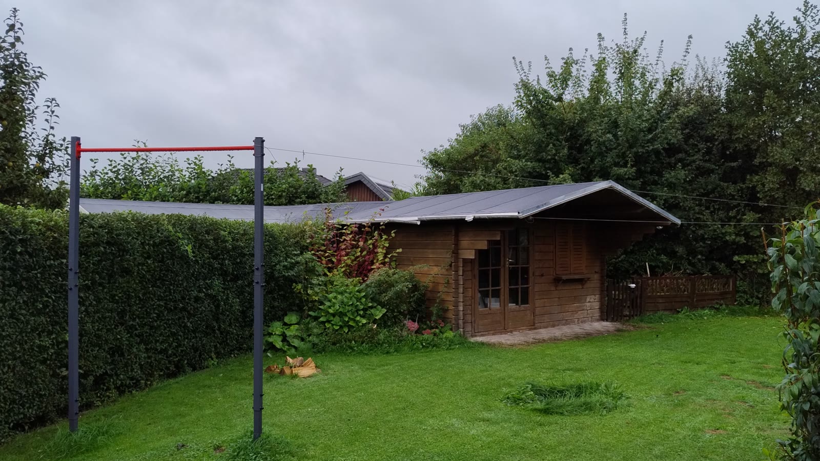Vorher: dasselbe Gartenhaus als normales Handyvideo